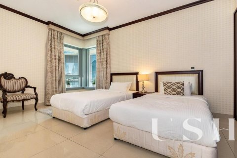 Apartment in 29 Burj Boulevard, Downtown Dubai (Downtown Burj Dubai), Dubai 2 bedrooms, 130 sq.m. № 39732 - photo 9