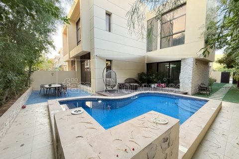 Villa à Dubai, 4 chambres, 393 m², № 40568 - photo 1