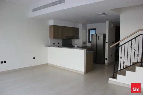 Снять в аренду виллу в Дубае: 4 спальни, 144м², № 69355 - фото 1