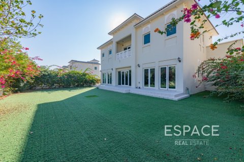 Villa in Quortaj, Al Furjan, Dubai 4 bedrooms, 443 sq.m. № 61890 - photo 1