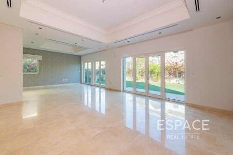 Villa in Quortaj, Al Furjan, Dubai 4 bedrooms, 443 sq.m. № 61890 - photo 12