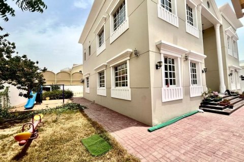 Villa in Al Barsha, Dubai 5 bedrooms, 1393.5 sq.m. № 52610 - photo 10
