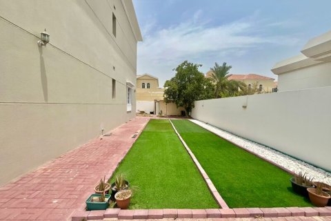 Villa in Al Barsha, Dubai 5 bedrooms, 1393.5 sq.m. № 52610 - photo 13