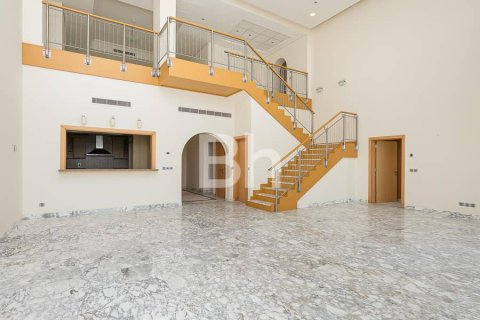Снять в аренду пентхаус в Пальме Джумейре, Дубай: 4 спальни, 488м², № 21591 - фото 2