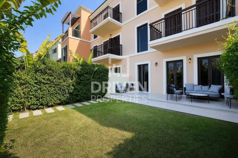 Снять в аренду таунхаус в Джумейре, Дубай: 3 спальни, 267.93м², № 128805 - фото 26