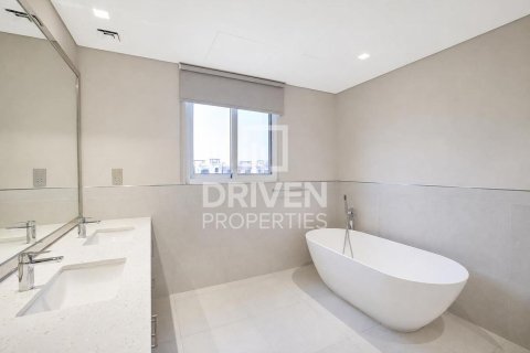 Снять в аренду таунхаус в Джумейре, Дубай: 3 спальни, 267.93м², № 128805 - фото 22