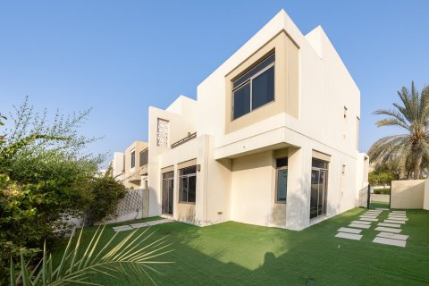Adosado en Noor Townhouses, Town Square, Dubai, 4 dormitorios, 264.9 m², № 134022