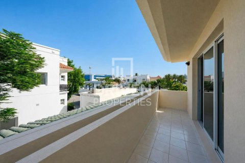 Villa in Al Barsha, Dubai 5 bedrooms, 1394.01 sq.m. № 134272 - photo 7