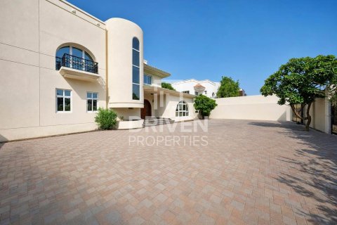 Villa in Al Barsha, Dubai 5 bedrooms, 1394.01 sq.m. № 134272 - photo 3