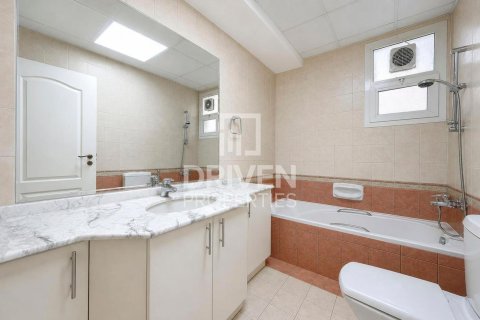 Villa in Al Barsha, Dubai 5 bedrooms, 1394.01 sq.m. № 134272 - photo 12