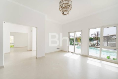 Villa in Dubai 5 bedrooms, 548 sq.m. № 57361 - photo 18