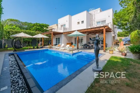 Villa in Meadows, Dubai 5 bedrooms, 343 sq.m. № 61732 - photo 1