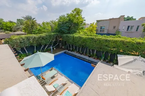 Villa in Meadows, Dubai 5 bedrooms, 343 sq.m. № 61732 - photo 17