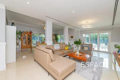 Villa in Meadows, Dubai 5 bedrooms, 343 sq.m. № 61732 - photo 3