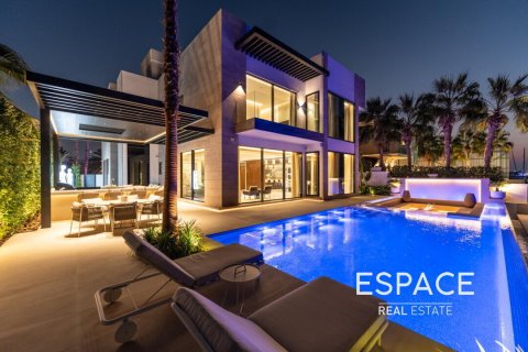 Villa in Palm Jumeirah, Dubai 5 bedrooms, 673 sq.m. № 61731 - photo 1