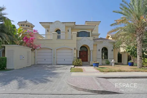 Villa in Palm Jumeirah, Dubai 4 bedrooms, 465 sq.m. № 61721 - photo 1