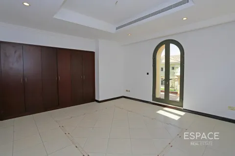 Villa in Palm Jumeirah, Dubai 4 bedrooms, 465 sq.m. № 61721 - photo 7