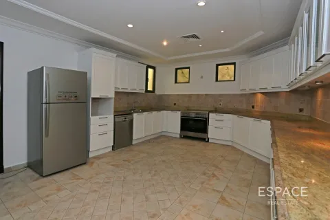 Villa in Palm Jumeirah, Dubai 4 bedrooms, 465 sq.m. № 61721 - photo 4