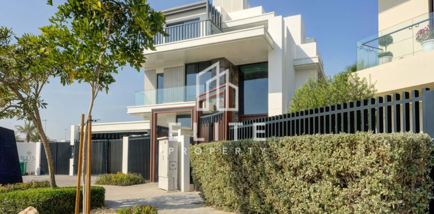 Villa in Dubai 7 bedrooms, 1021 sq.m. № 121186