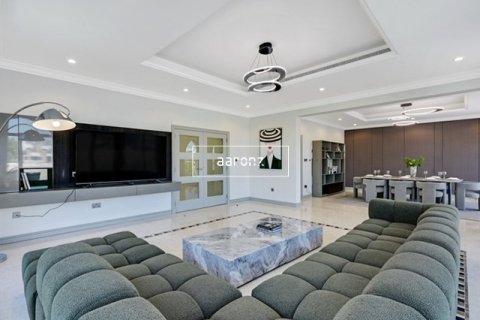Villa en Palm Jumeirah, Dubai, 5 dormitorios, 657.6 m², № 12251 - foto 1