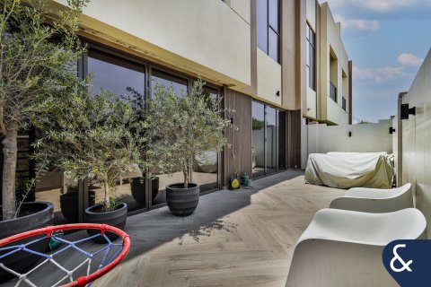Villa en Victory Heights, Dubai Sports City, Dubai, 4 dormitorios, 343 m², № 78934 - foto 1