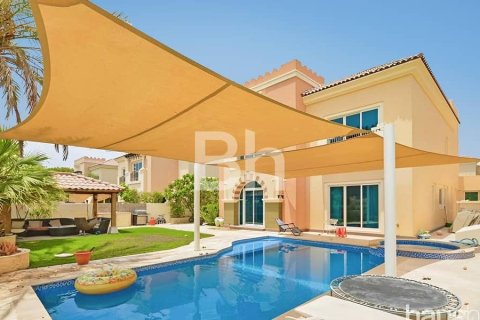 Villa en Dubai Sports City, Dubai, 5 dormitorios, 446 m², № 24324 - foto 1
