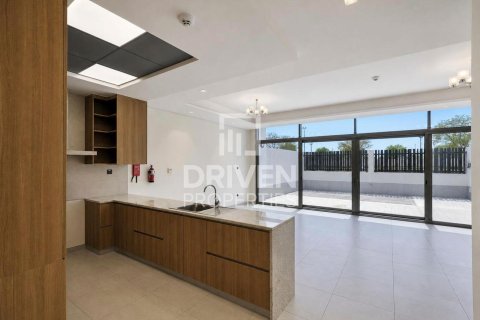 Villa in Liwan, Dubai Land, Dubai 5 bedrooms, 184.13 sq.m. № 143207 - photo 3