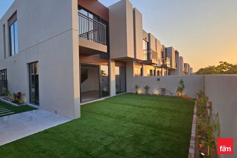 Снять в аренду таунхаус в Дубае: 3 спальни, 252м², № 77894 - фото 1