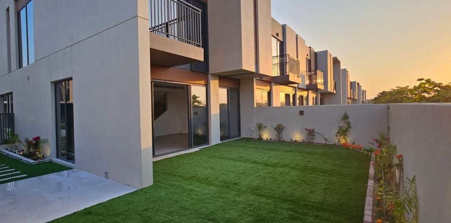 Таунхаус в Дубае, 3 спальни, 252м², № 77894