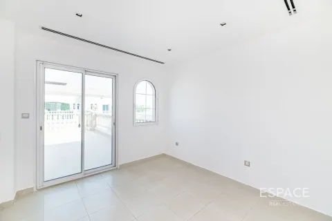 Снять в аренду таунхаус в Jumeirah Village Triangle, Дубай: 3 спальни, 240м², № 71312 - фото 9