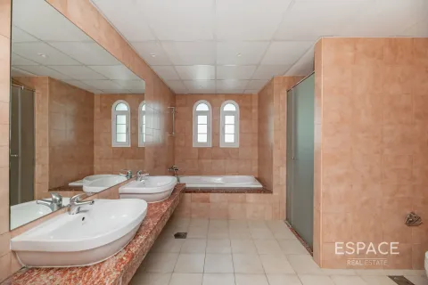 Снять в аренду таунхаус в Jumeirah Village Triangle, Дубай: 3 спальни, 240м², № 71312 - фото 14