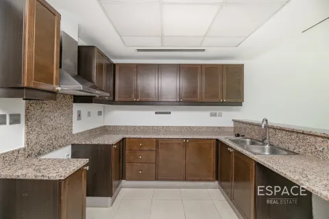 Снять в аренду таунхаус в Jumeirah Village Triangle, Дубай: 3 спальни, 240м², № 71312 - фото 7