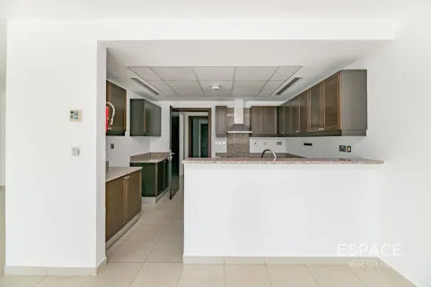 Снять в аренду таунхаус в Jumeirah Village Triangle, Дубай: 3 спальни, 240м², № 71312 - фото 4