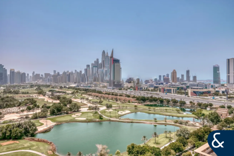 Apartamento en Golf Towers, The Views, Dubai, 2 dormitorios, 132 m², № 98430 - foto 1