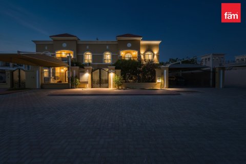 Снять в аренду виллу в Аль-Барше, Дубай: 5 спален, 1393.5м², № 99996 - фото 2