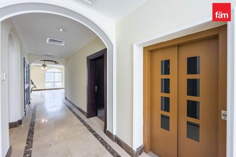 Снять в аренду виллу в Аль-Барше, Дубай: 5 спален, 1393.5м², № 99996 - фото 16
