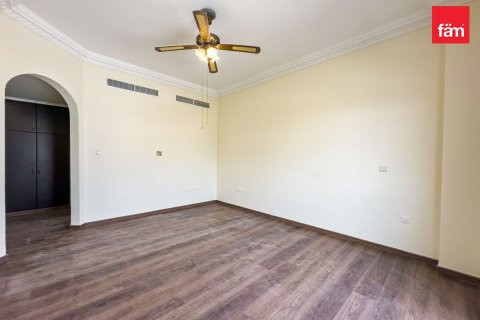 Снять в аренду виллу в Аль-Барше, Дубай: 5 спален, 1393.5м², № 99996 - фото 11