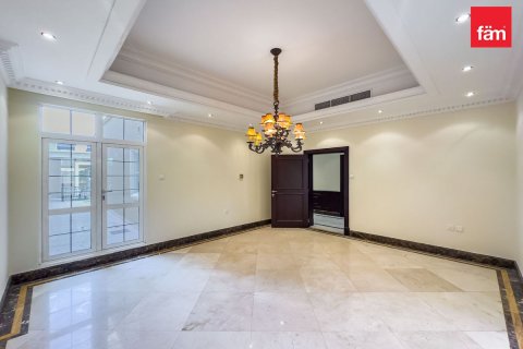 Снять в аренду виллу в Аль-Барше, Дубай: 5 спален, 1393.5м², № 99996 - фото 3