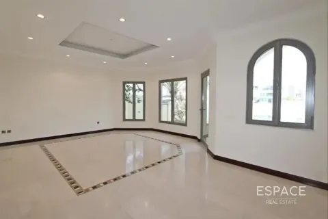 Villa in Palm Jumeirah, Dubai 4 bedrooms, 465 sq.m. № 122525 - photo 9