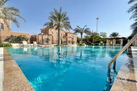 Villa in Dubai Land, Dubai 3 bedrooms, 178 sq.m. № 122523 - photo 12