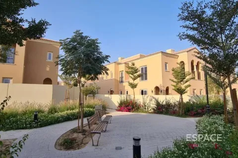 Villa in Dubai Land, Dubai 3 bedrooms, 178 sq.m. № 122523 - photo 9
