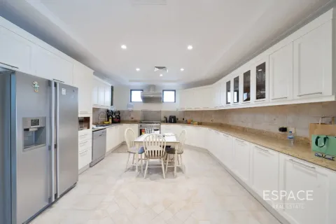 Villa in Palm Jumeirah, Dubai 4 bedrooms, 465 sq.m. № 122524 - photo 8