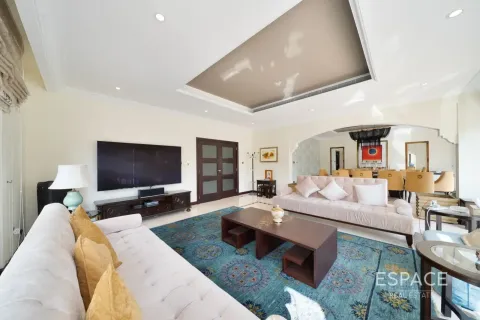Villa in Palm Jumeirah, Dubai 4 bedrooms, 465 sq.m. № 122524 - photo 4
