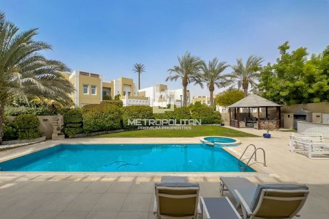 Купить виллу в Мудоне, Дубай: 5 спален, 978м², № 73952 - фото 1