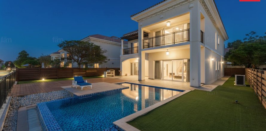 Villa in Dubai 5 bedrooms, 682.7 sq.m. № 115109