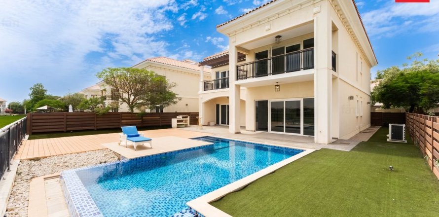 Villa in Dubai 5 bedrooms, 607.6 sq.m. № 115105