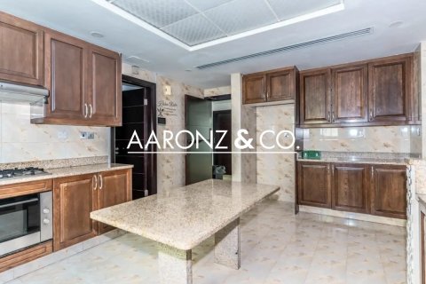 Снять в аренду виллу в Jumeirah Park, Дубай: 4 спальни, 740м², № 99332 - фото 9