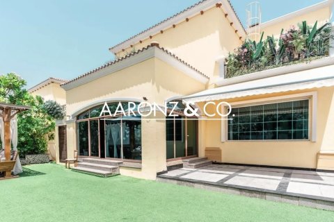 Вилла в Jumeirah Park, Дубай, 4 спальни, 740м², № 99332