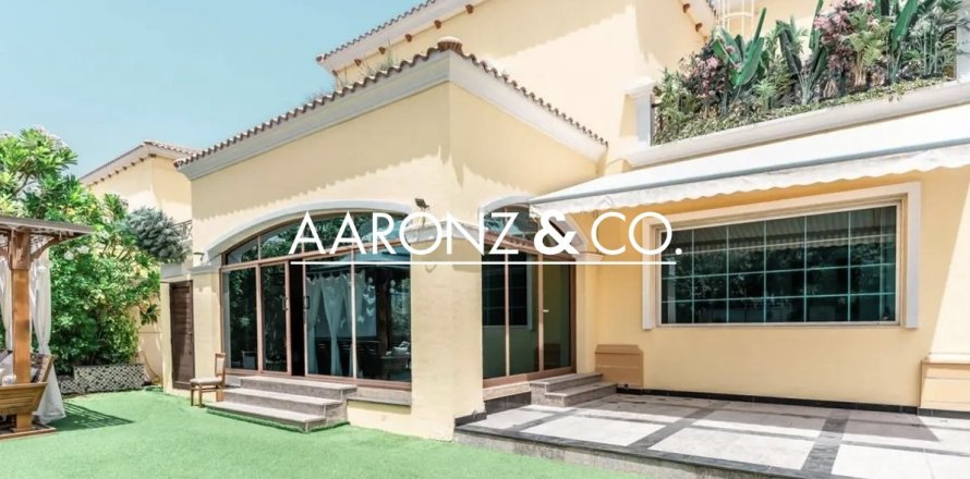 Вилла в Jumeirah Park, Дубай, 4 спальни, 740м², № 99332