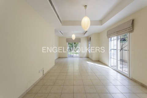 Townhouse in Dubai 3 bedrooms, 345 sq.m. № 99334 - photo 2
